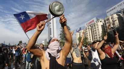 Manifestantes chilenos protestan ante falta de plan alimentario de su gobierno manifestantes-chilenos-protestan-ante-falta-de-plan-alimentario-de-su-gobierno